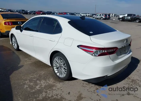 2020 Toyota Camry Xle z USA, uszkodzony, nr VIN 4T1F11AK7LU973415